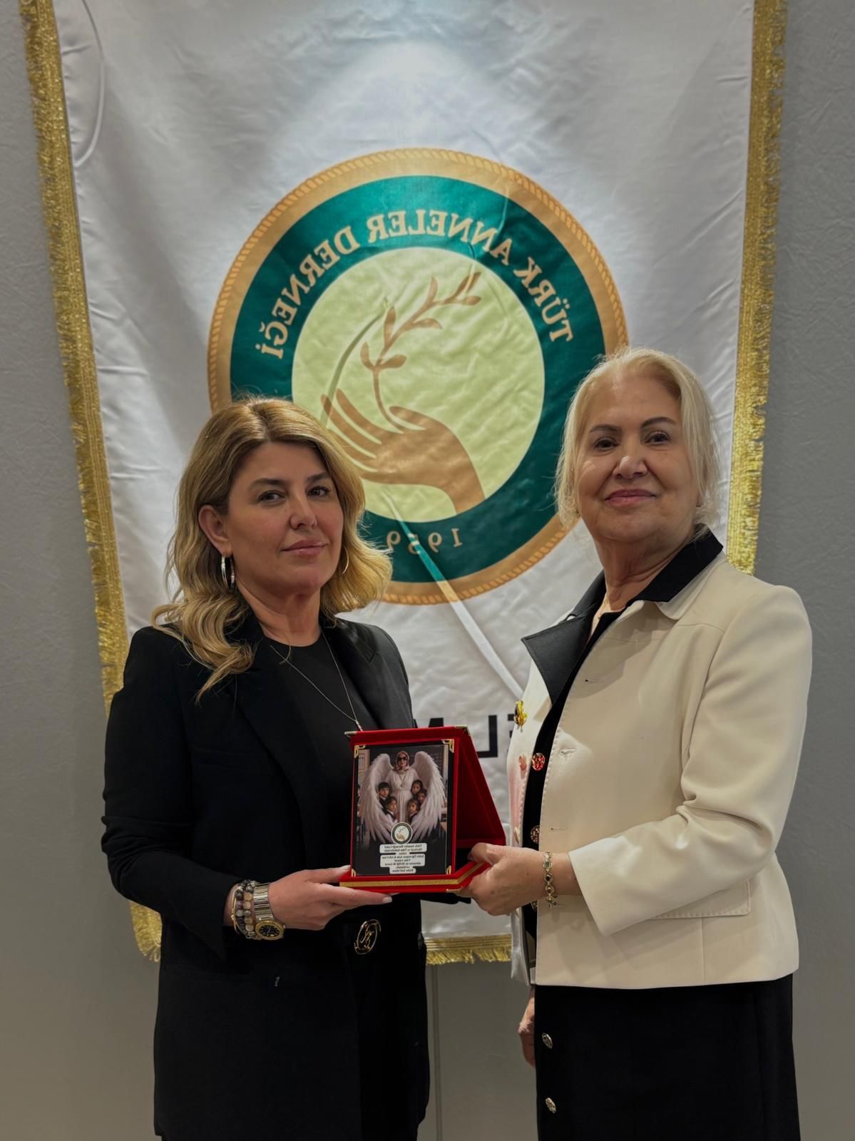 Kahramanmaraş’ta Hayatını Kaybeden Öğretmen Ayla Kara “Yılın Annesi” Seçildi (2)