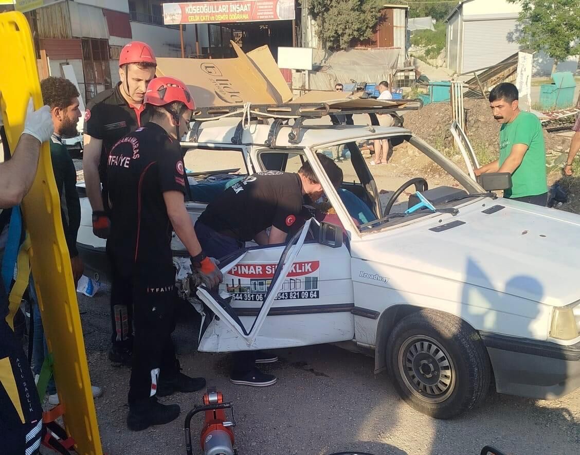 Kahramanmaraş’ta İki Otomobil Çarpıştı 3 Yaralı (1)-1