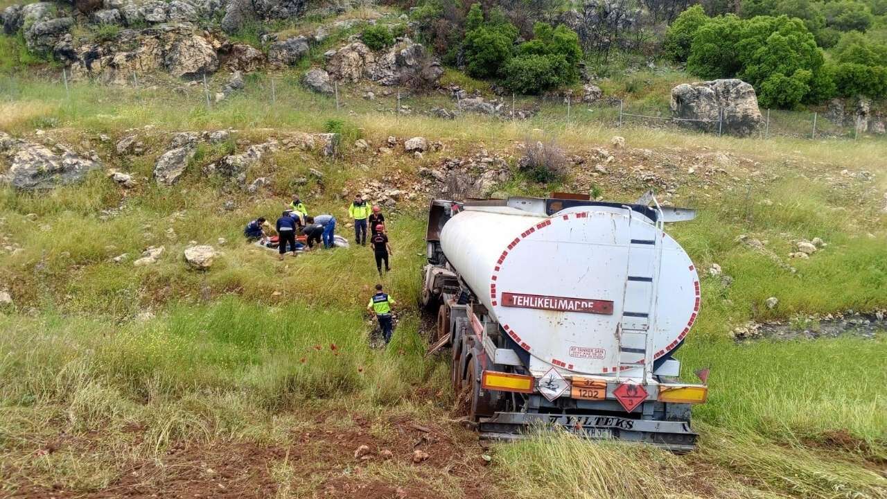 Kahramanmaraş'ta petrol yüklü tanker araziye uçtu!