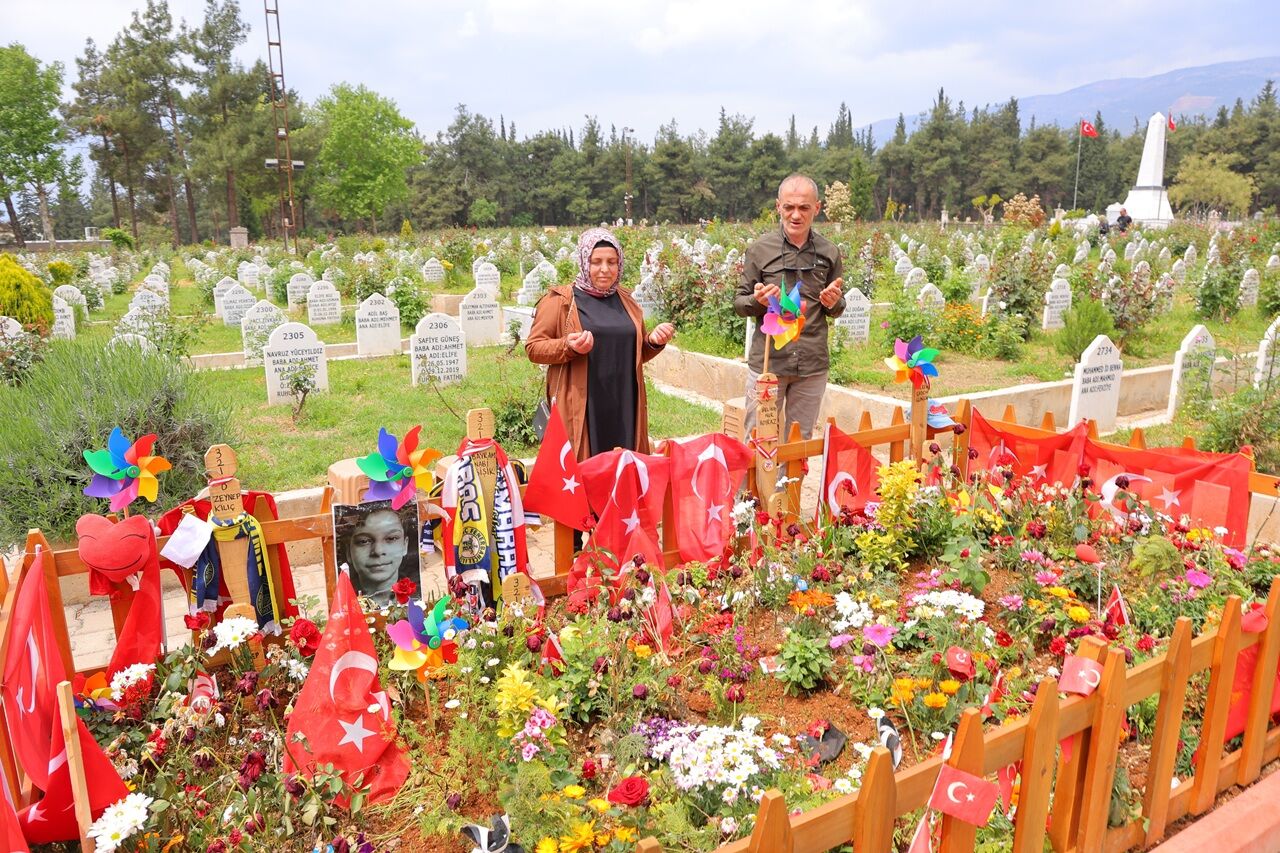 Kahramanmaraş’ta Yürek Yakan Olayın Ardından Mezarlar Ziyaret Ediliyor (2)