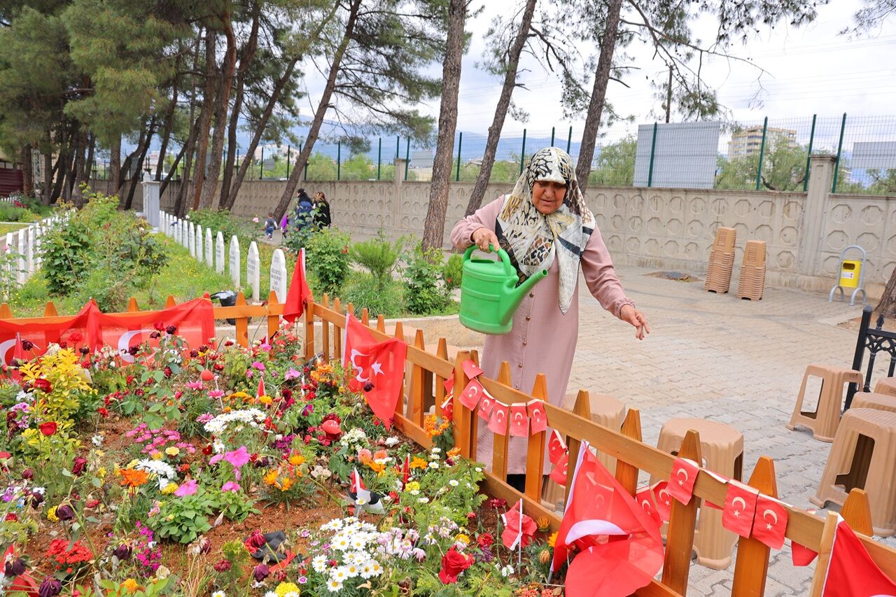 Kahramanmaraş’ta Yürek Yakan Olayın Ardından Mezarlar Ziyaret Ediliyor (4)