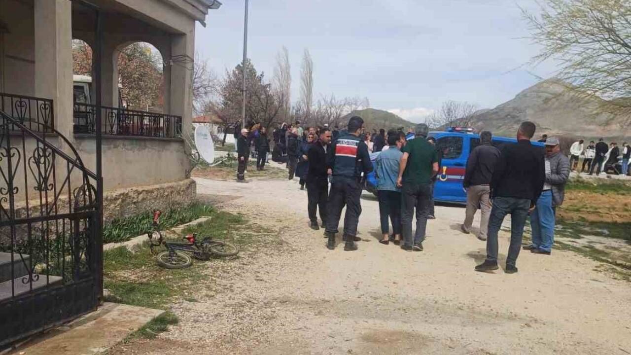 4 çocuk annesi eşini öldürüp intihar etti