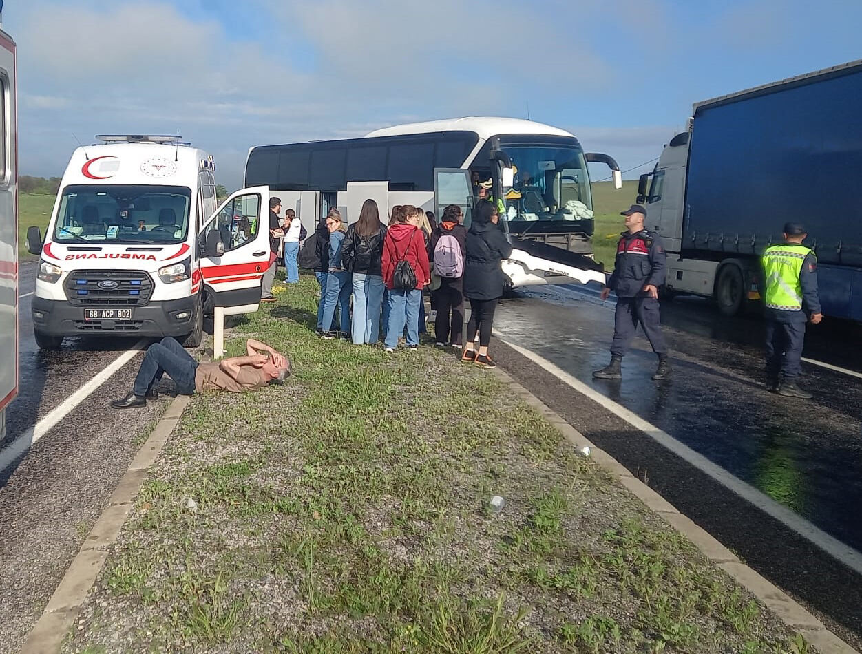 Kapadokya’ya Giden Tur Otobüsü Kaza Yaptı 16 Kişi Yaralandı (4)