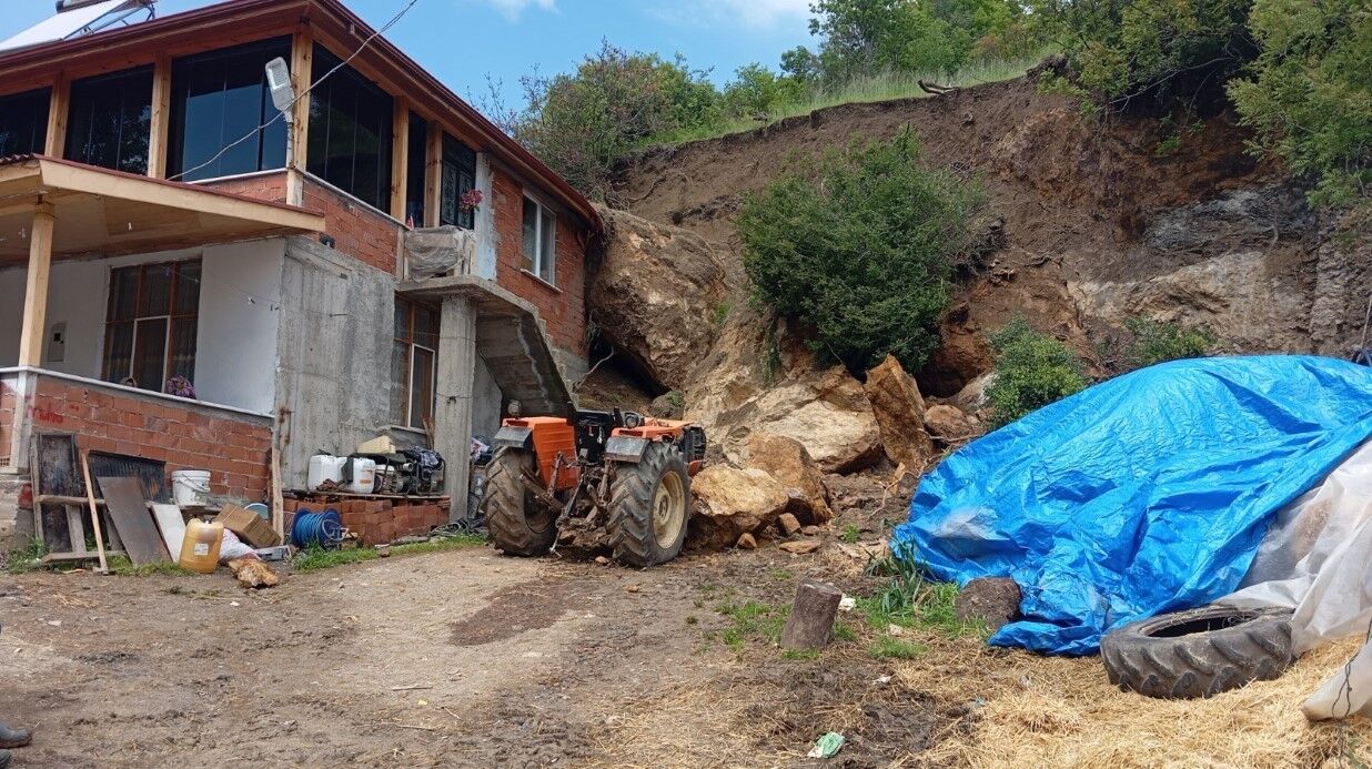 Kaya Parçaları Ev Ve Traktörün Üstüne Düştü (2)