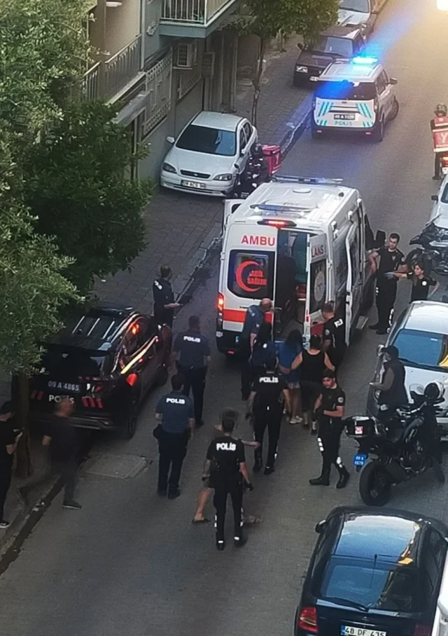 Kılıçla Sokağa Çıkan Genç Kız Kendine Zarar Verdi (1)-1