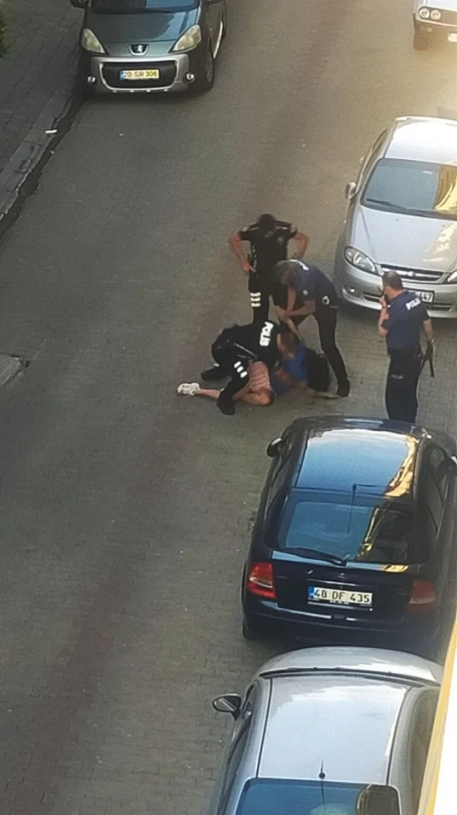 Kılıçla Sokağa Çıkan Genç Kız Kendine Zarar Verdi (2)