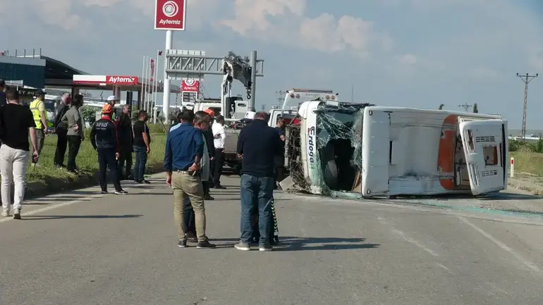 Kilis’te Feci Zincirleme Kaza! İşçi Servisi Devrildi 8 Yaralı (3)