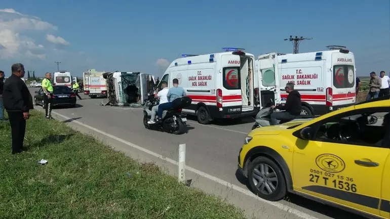 Kilis’te Feci Zincirleme Kaza! İşçi Servisi Devrildi 8 Yaralı (4)