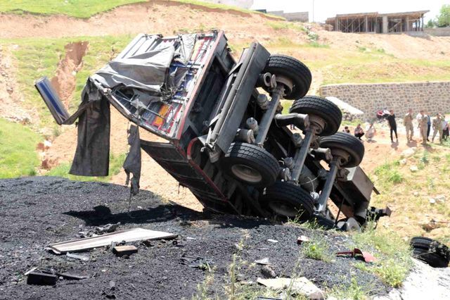 Kömür Yüklü Tir Şarampole Devrildi Sürücü Yanarak Hayatını Kaybetti (2)