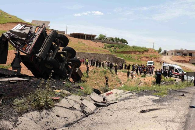 Kömür Yüklü Tir Şarampole Devrildi Sürücü Yanarak Hayatını Kaybetti (3)