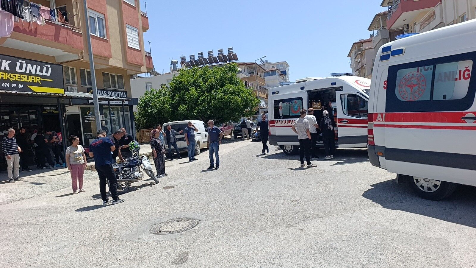 Kontrolsüz Kavşakta Kaza 4 Kişi Yaralandı (2)