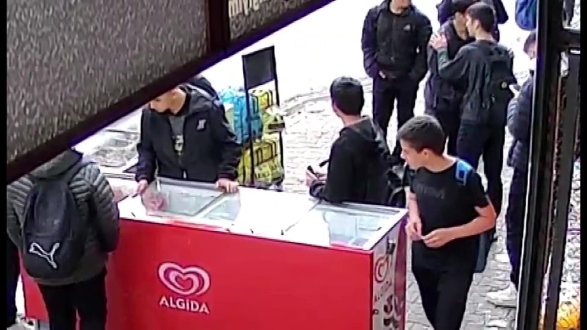 Lise Öğrencileri Dondurmaları Çalıp Montlarına Gizledi (2)