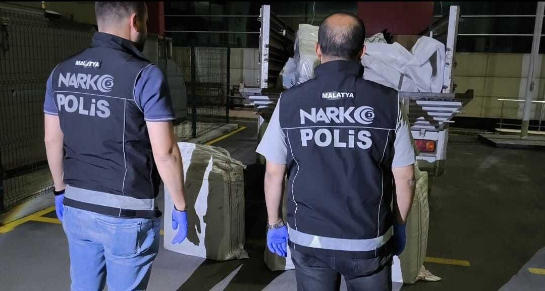 Malatya'da Kamyon Kasasında 83 Bin Yasaklı Madde Ele Geçirildi (1)