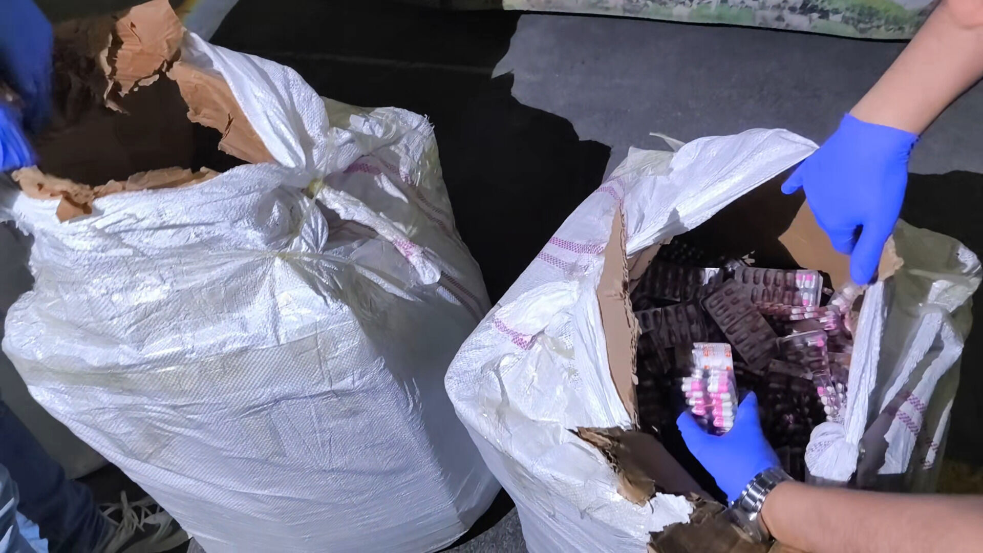 Malatya'da Kamyon Kasasında 83 Bin Yasaklı Madde Ele Geçirildi (3)
