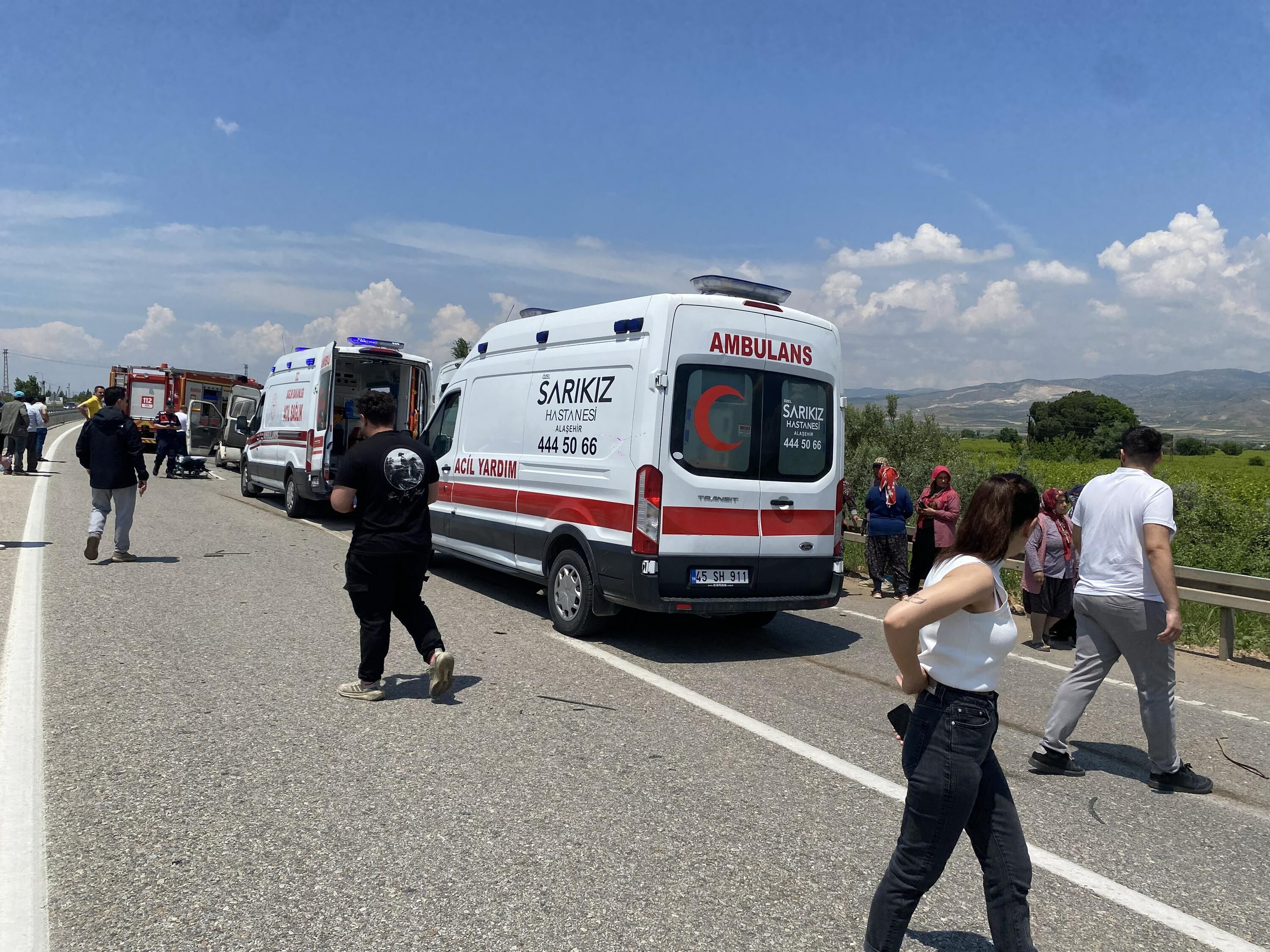 Minibüs, Traktöre Çarptı 1 Ölü, 3 Ağır Yaralı (1)