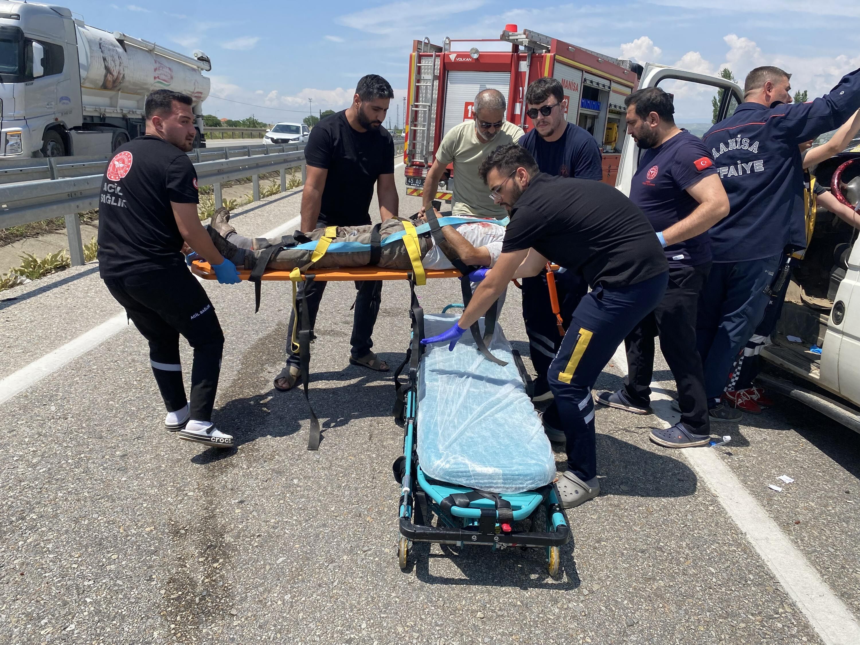 Minibüs, Traktöre Çarptı 1 Ölü, 3 Ağır Yaralı (2)