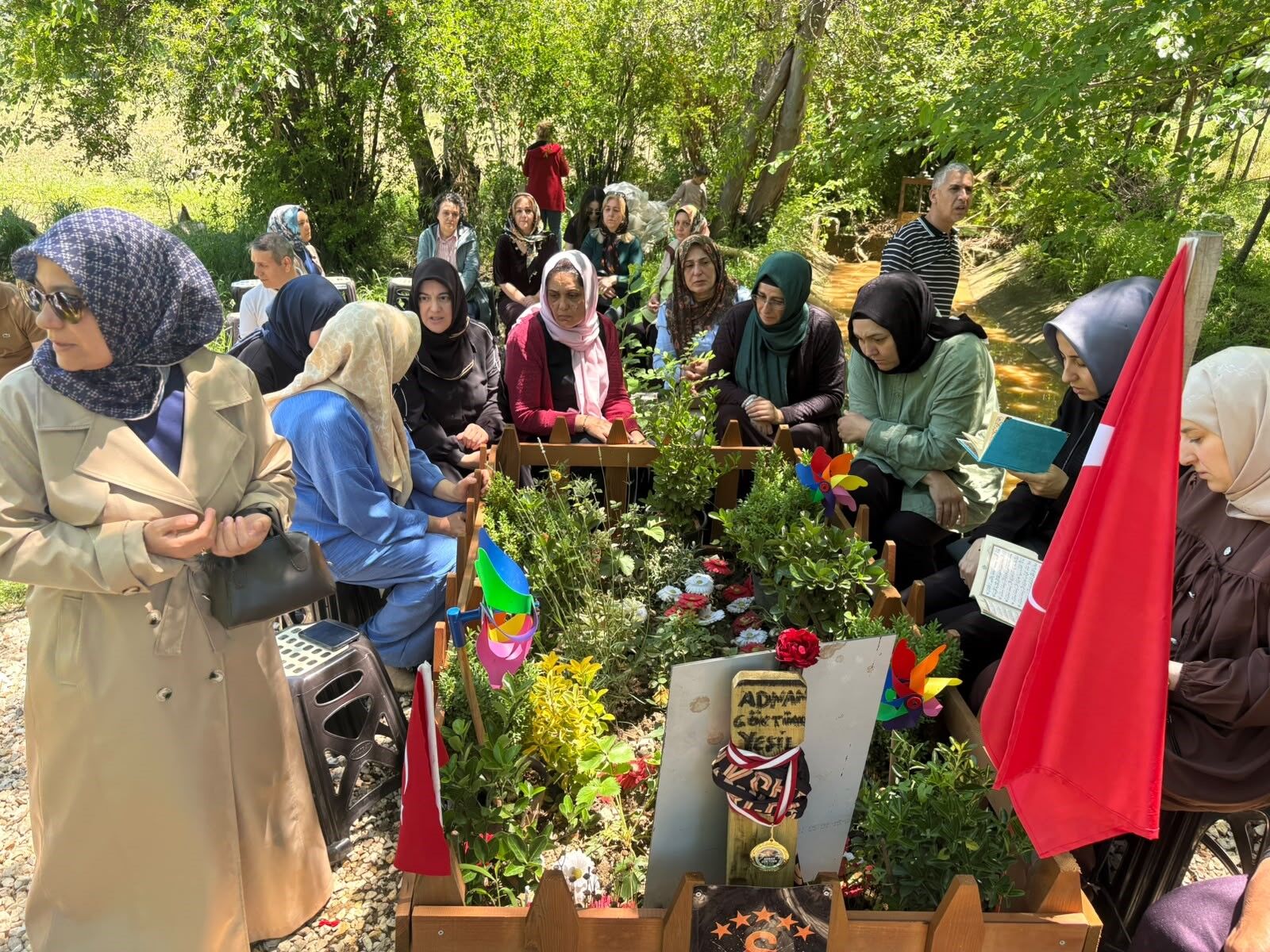Okul Saldırısında Hayatını Kaybeden Öğrencinin Mezarına Bayram Ziyareti 1