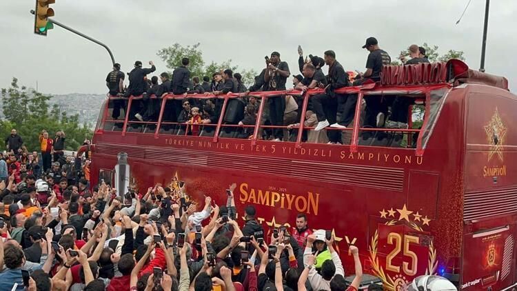 Osimhen Neden Otobüste Yoktu Galatasaray Kutlamalarında Dikkat Çeken Detay (1)