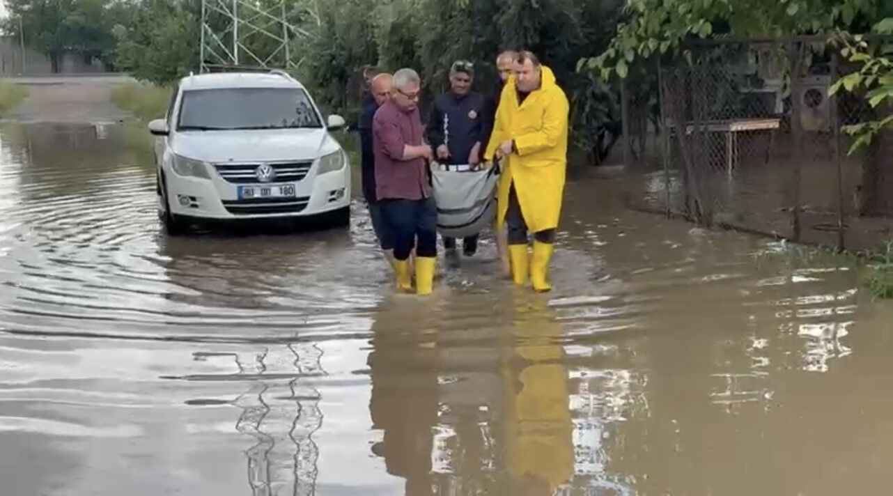 Osmaniye’de Sel Paniği! Evinde Mahsur Kalan 80 Yaşındaki Kadın Kurtarıldı (1)-1