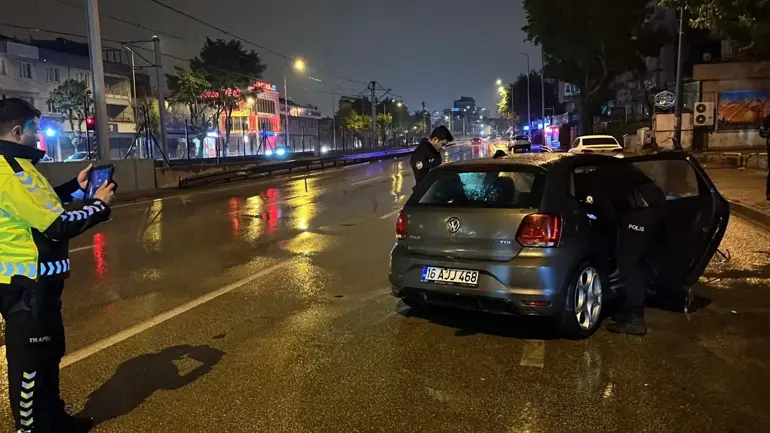 Refüje Ve Bariyerlere Çarpan Otomobilin Motoru Koptu 1'I Ağır 2 Yaralı (1)
