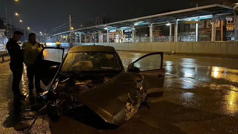 Refüje Ve Bariyerlere Çarpan Otomobilin Motoru Koptu 1'I Ağır 2 Yaralı (3)