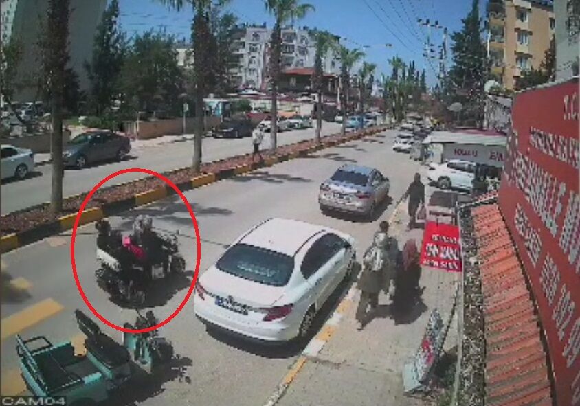 Reyhanlı’da Elektrikli Motosiklet Kazası Kamerada Kadın Ve Çocuk Son Anda Kurtuldu (1)