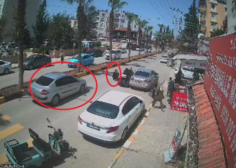 Reyhanlı’da Elektrikli Motosiklet Kazası Kamerada Kadın Ve Çocuk Son Anda Kurtuldu (2)