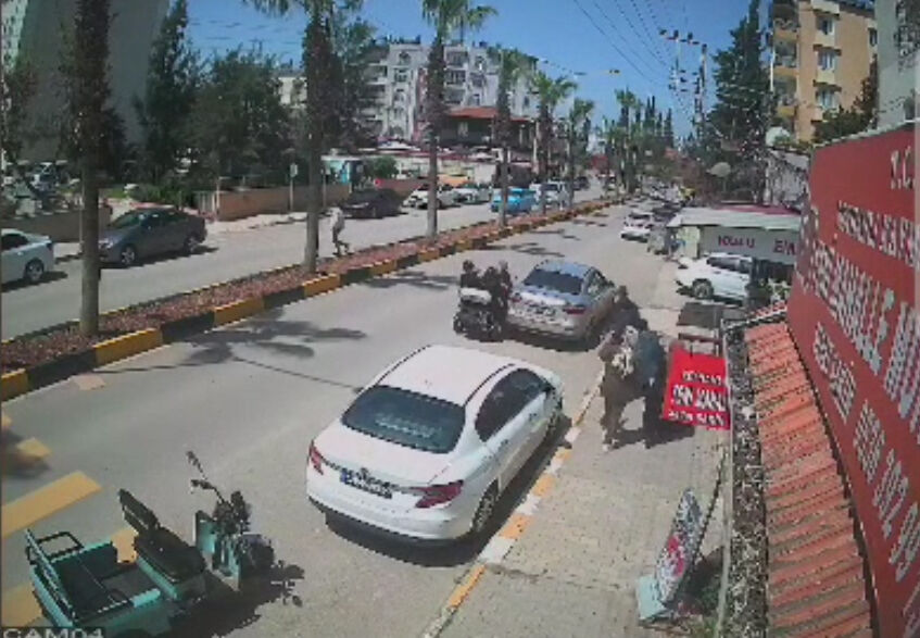 Reyhanlı’da Elektrikli Motosiklet Kazası Kamerada Kadın Ve Çocuk Son Anda Kurtuldu (3)