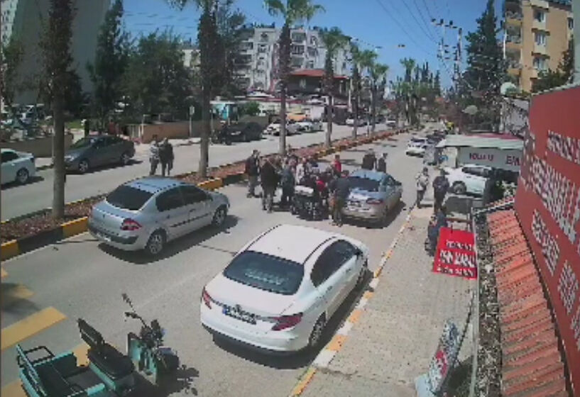 Reyhanlı’da Elektrikli Motosiklet Kazası Kamerada Kadın Ve Çocuk Son Anda Kurtuldu (4)
