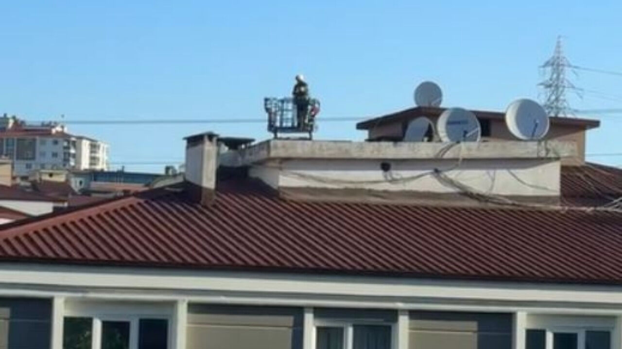 Samsun'da Sokak Ortasına Düşen İnsansız Hava Aracı Paniğe Neden Oldu (2)