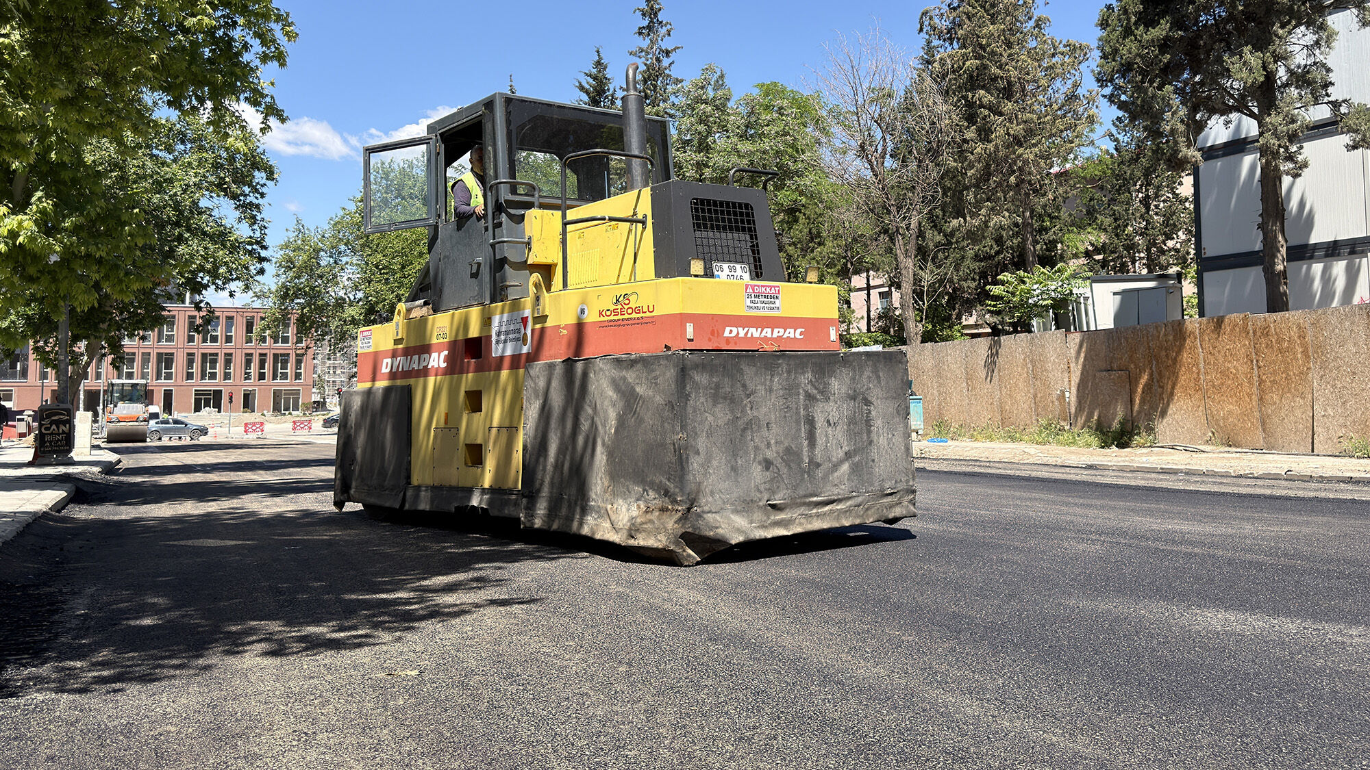 Şehir Merkezinde Yol Çalışması Caddeye Sıcak Asfalt Seriliyor (1)