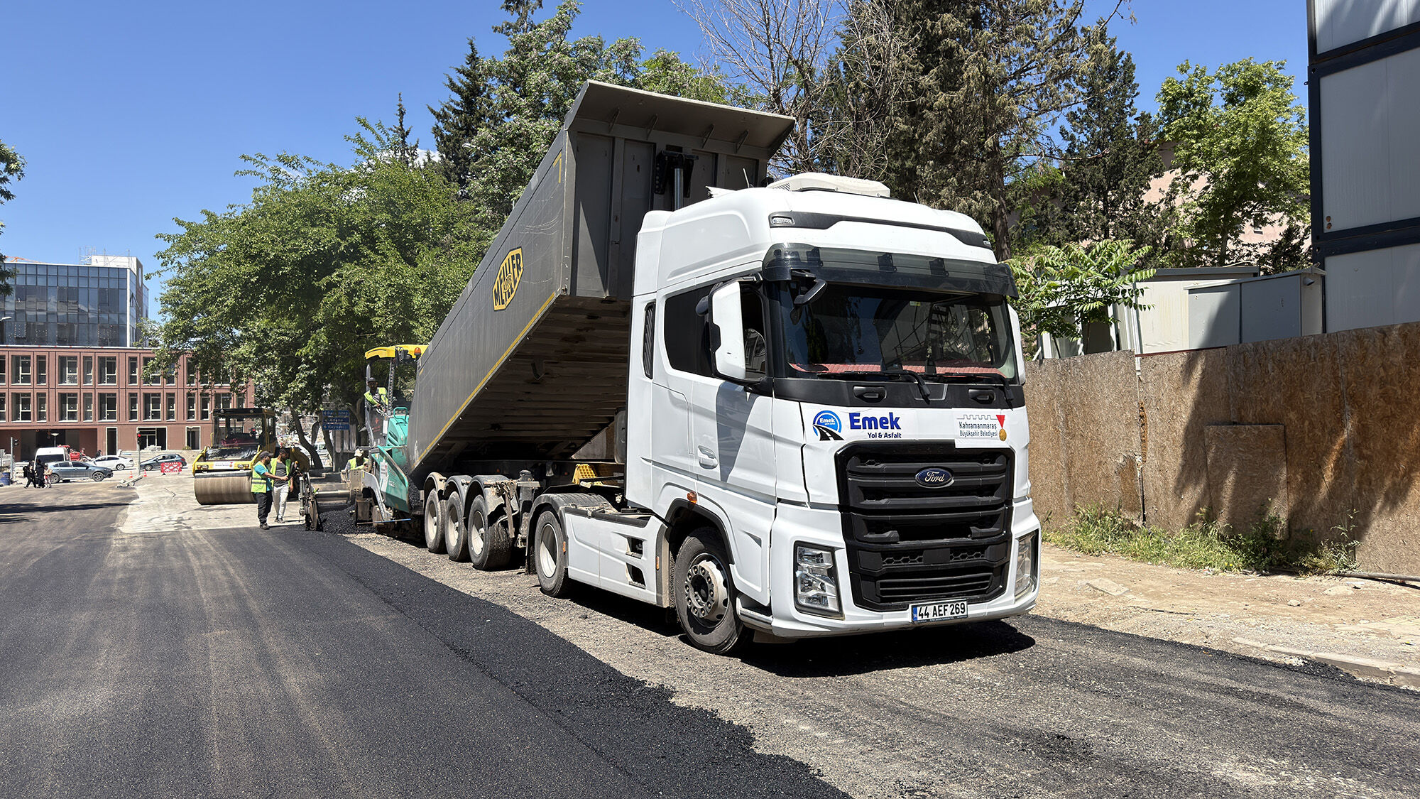 Şehir Merkezinde Yol Çalışması Caddeye Sıcak Asfalt Seriliyor (9)