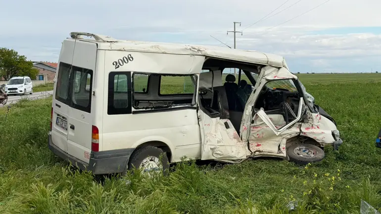 Servis Minibüsü Ile Kamyonet Kavşakta Çarpıştı 5 Yaralı (1)