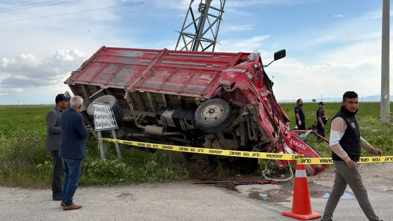 Servis Minibüsü Ile Kamyonet Kavşakta Çarpıştı 5 Yaralı (3)