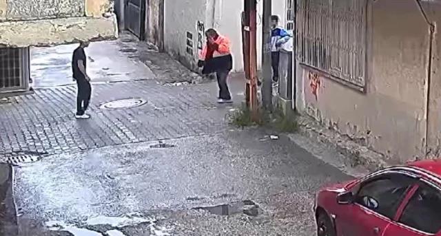 Sokakta Yaşayan 52 Yaşındaki Adam 3 Çocuk Tarafından Darbedildi (2)