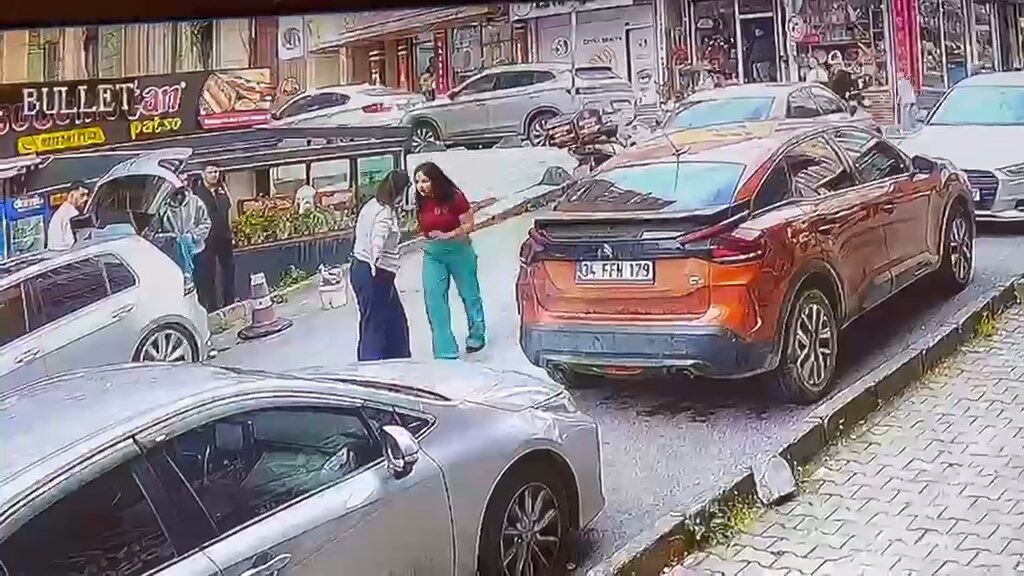 Sosyal Medya Fenomeni, Trafikte Kadın Sürücüye Kafa Attı (1)