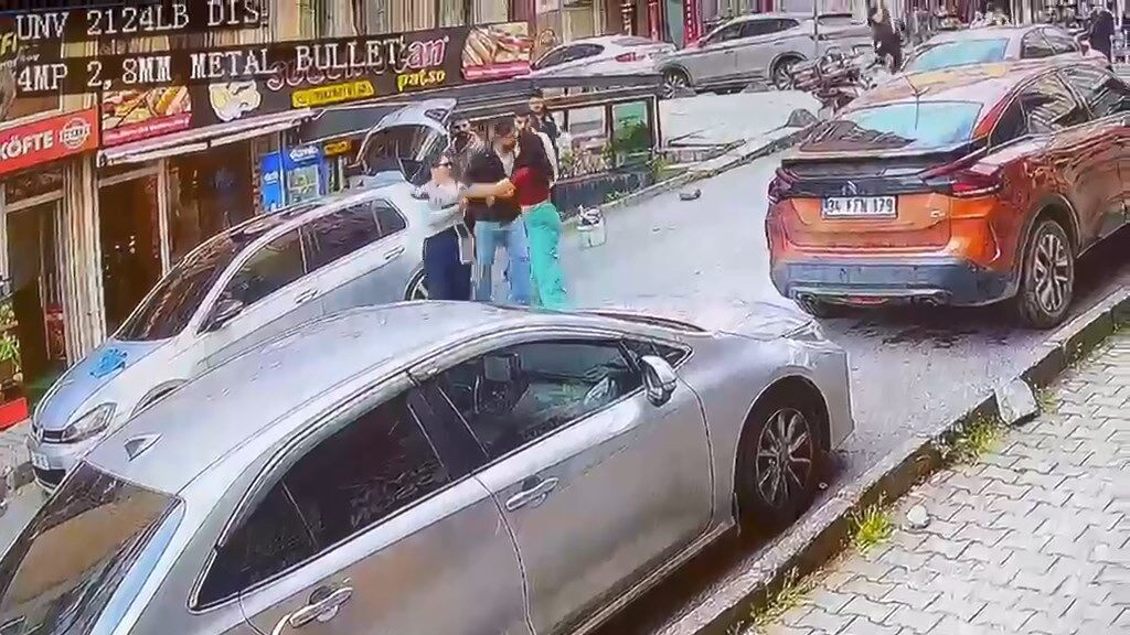 Sosyal Medya Fenomeni, Trafikte Kadın Sürücüye Kafa Attı (5)