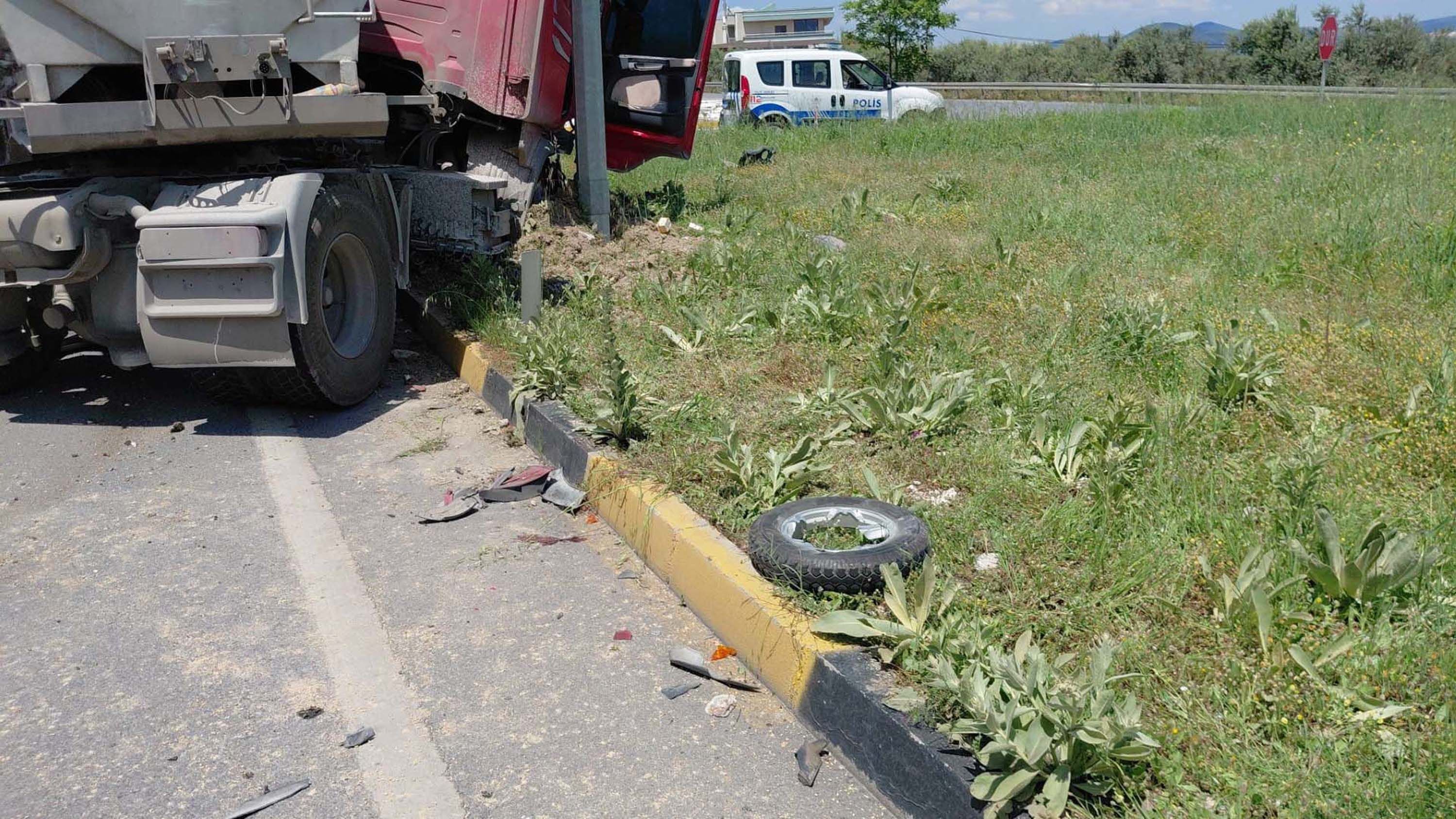 Tir Elektrikli Bisiklete Çarptı, Aynı Aileden 1 Kişi Öldü, 4 Kişi Yaralandı (2)