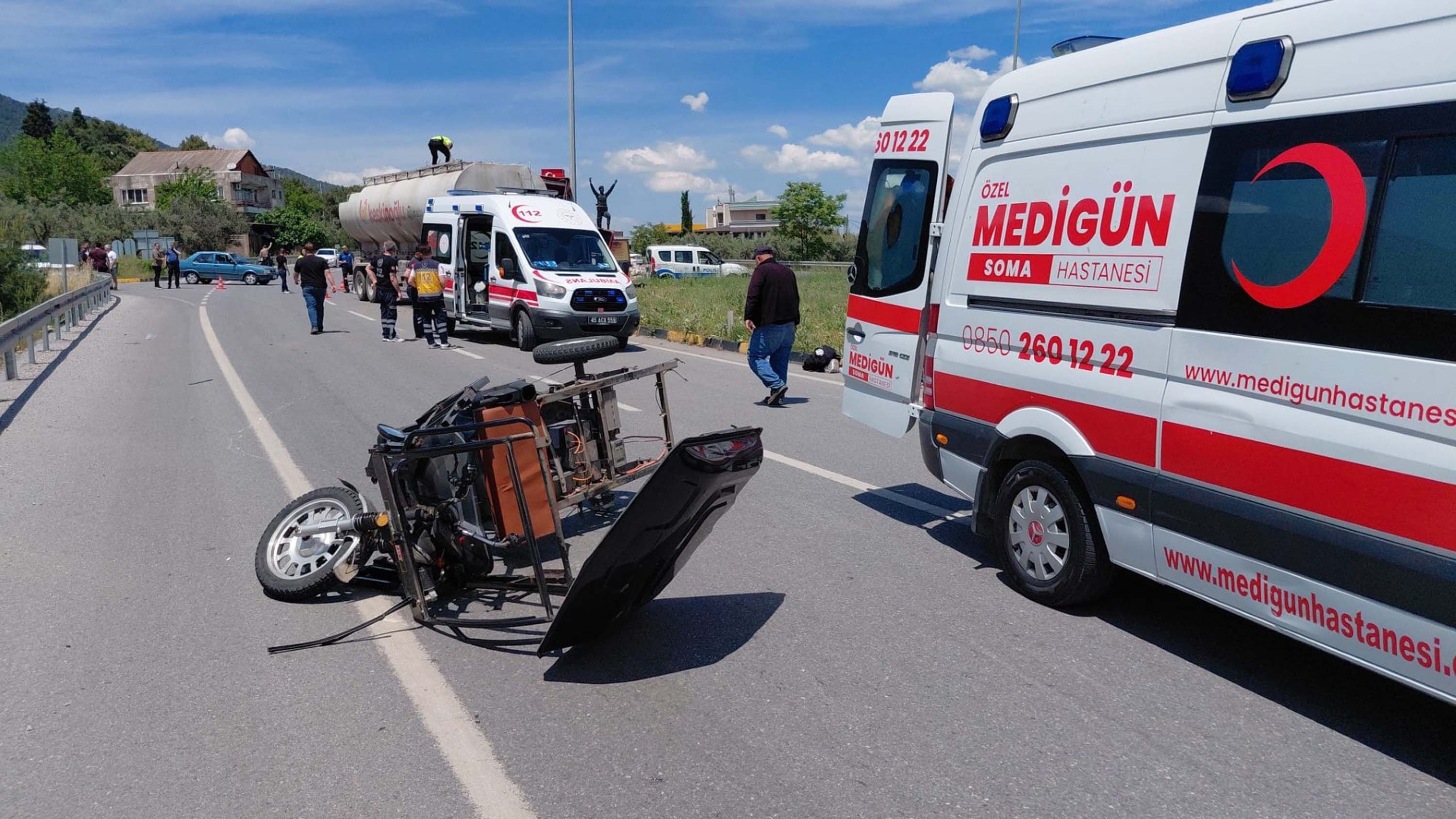 Tir Elektrikli Bisiklete Çarptı, Aynı Aileden 1 Kişi Öldü, 4 Kişi Yaralandı (4)