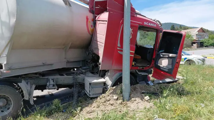 Tir Elektrikli Bisiklete Çarptı, Aynı Aileden 1 Kişi Öldü, 4 Kişi Yaralandı