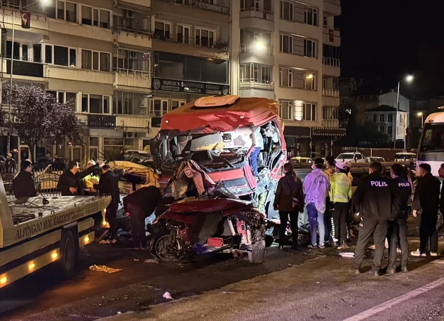 Tır İki Otomobile Çarptı, 5 Ölü 6 Yaralı (1)