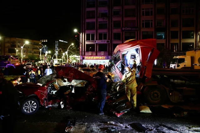 Tır İki Otomobile Çarptı, 5 Ölü 6 Yaralı (2)