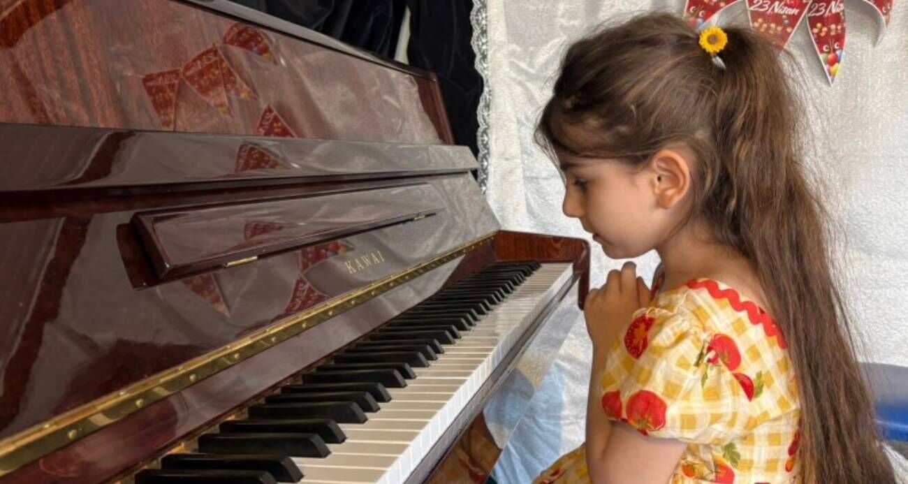 6 yaşındaki görme engelli Nil, 10 enstrümanla hayallerine yürüyor