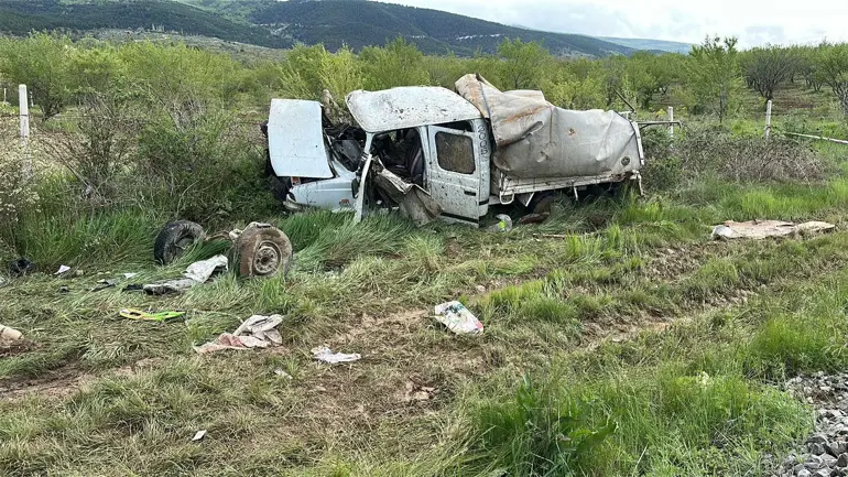 Yolcu Treni Hemzemin Geçitte Kamyonete Çarptı 1 Ölü 3 Yaralı (1)