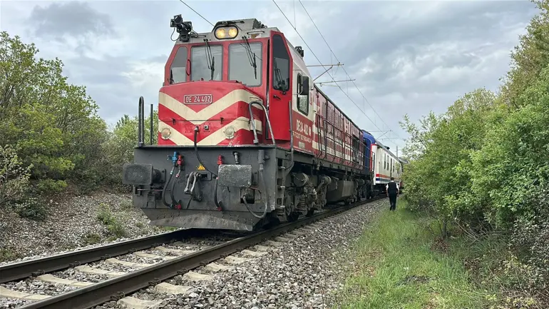Yolcu Treni Hemzemin Geçitte Kamyonete Çarptı 1 Ölü 3 Yaralı (3)