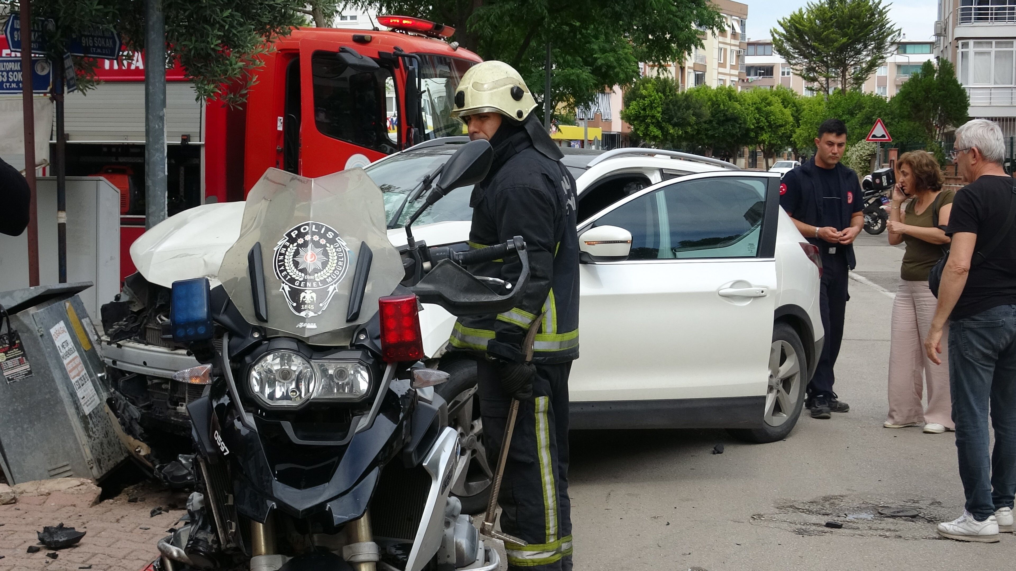 Yunus Timleri Ile Otomobil Çarpıştı 2 Polis Yaralı (2)