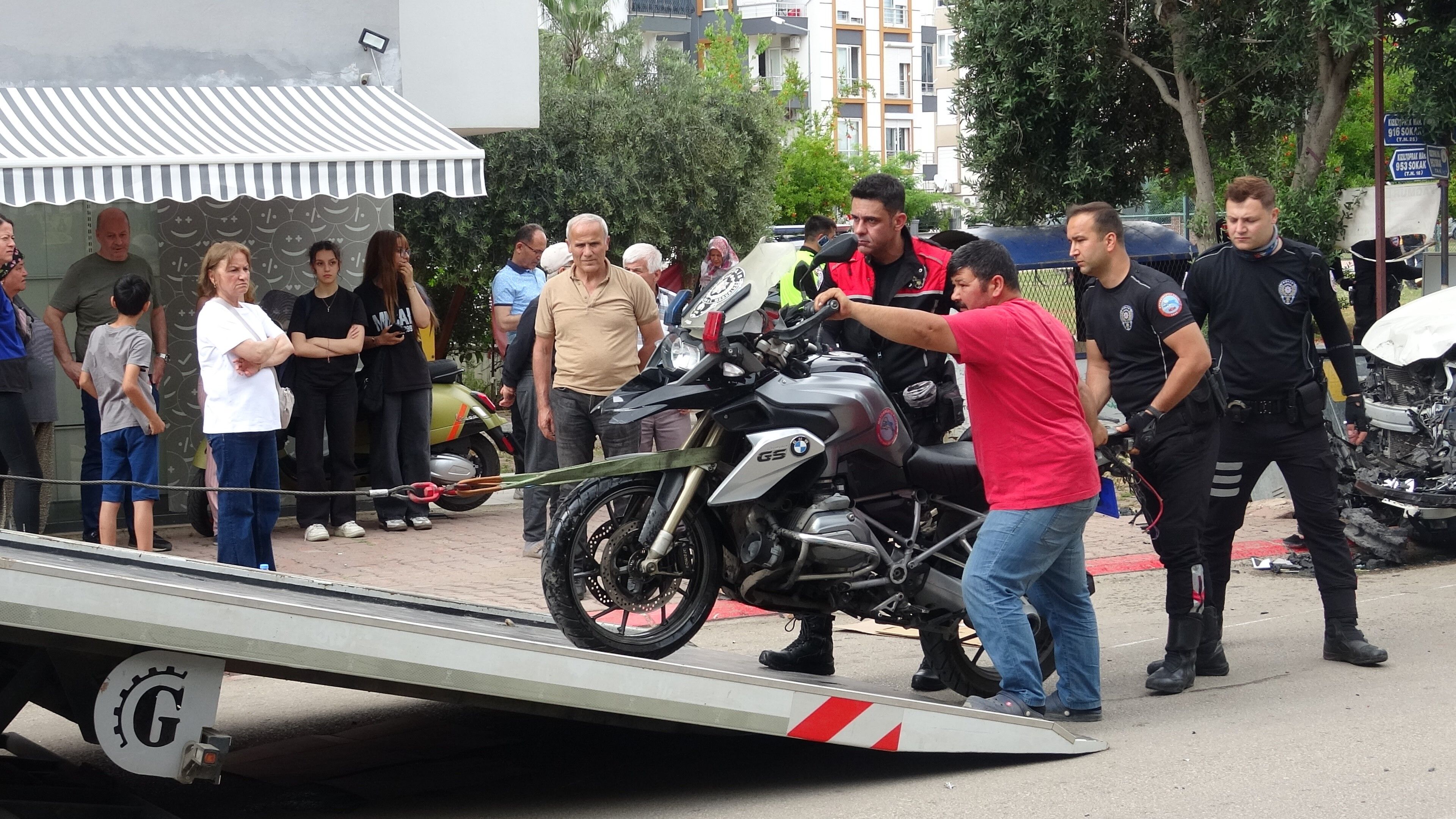 Yunus Timleri Ile Otomobil Çarpıştı 2 Polis Yaralı (4)