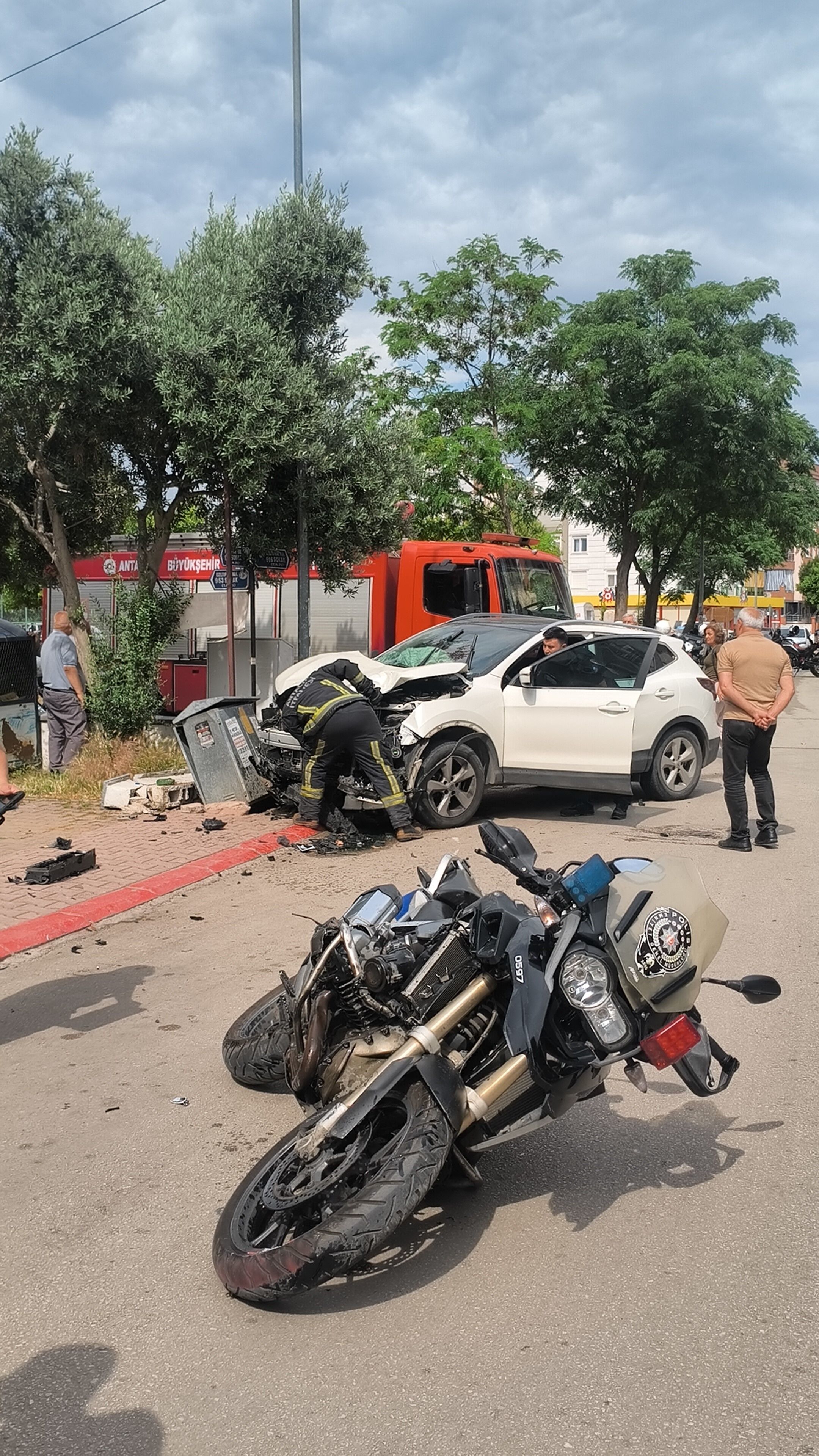 Yunus Timleri Ile Otomobil Çarpıştı 2 Polis Yaralı (5)