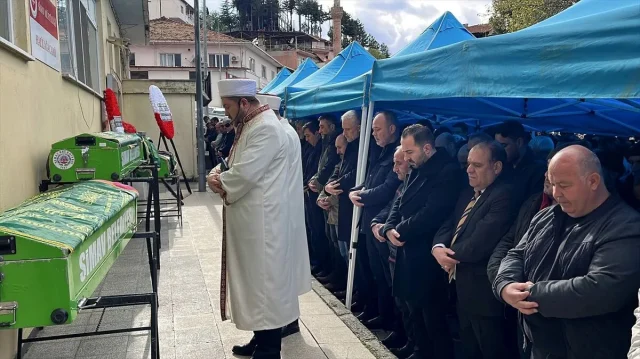 Zincirleme Kazada Hayatını Kaybeden 4 Kişilik Aile Toprağa Verildi (1)