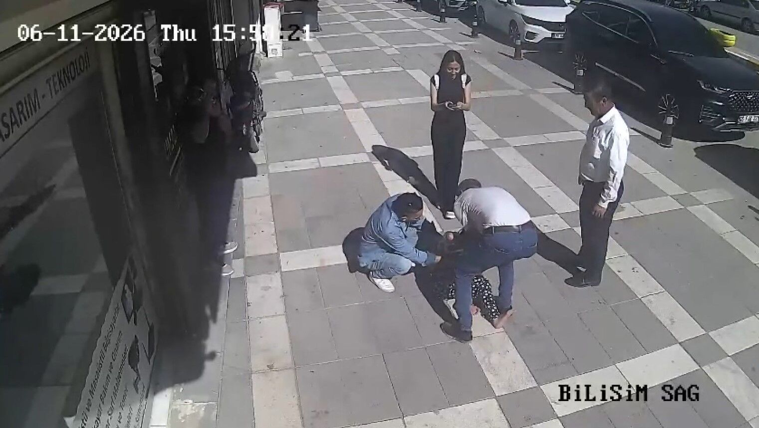 12 Yaşındaki Çocuk, 2'Nci Kattan Düştü; O Anlar Kamerada (2)